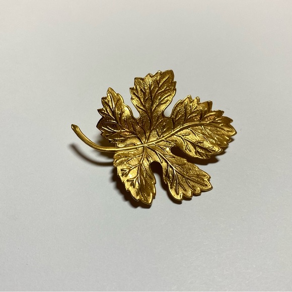 Jewelry - Leaf Brooch Pin